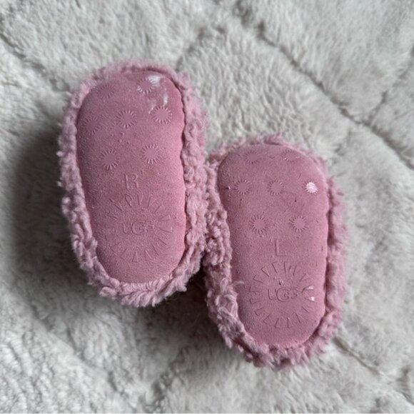 Ugg | shell curly faux fur Barbie Pink Baby Bixbee | Size 0/1 - Picture 6 of 7